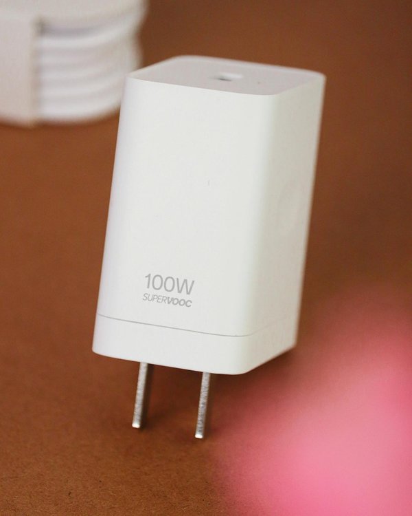 Comment installer un chargeur USB sur une Suzuki V-Strom 650 pour alimenter des appareils électroniques ?